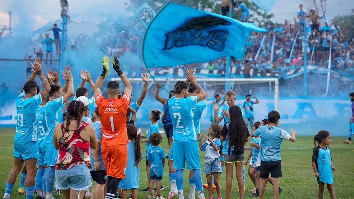 El Celeste le ganó a Argentino de Alvear y está a tres partidos de ascender