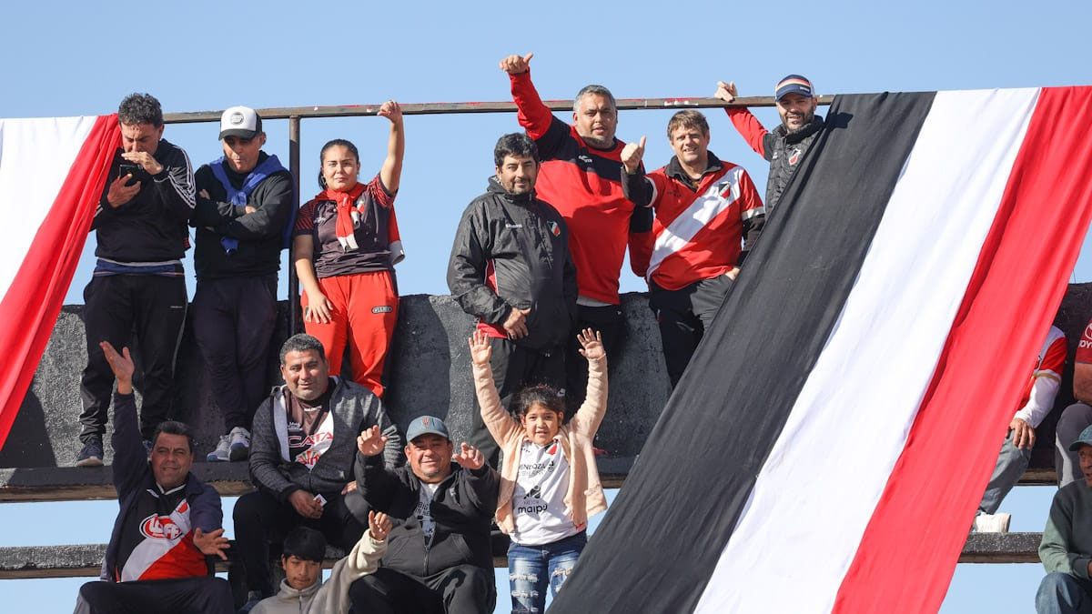 Los hinchas del Deportivo Maipú armaron una gran fiesta ante Mitre de Santiago del Estero.