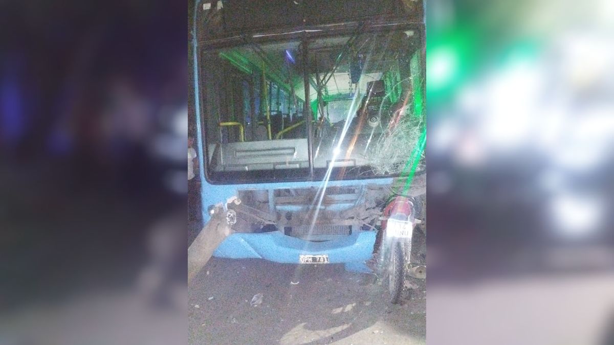 La moto quedó incrustada en el frente del micro tras el accidente fatal en calle Aristóbulo del Valle, en El Algarrobal, Las Heras, La moto quedó incrustada en el frente del micro tras el accidente fatal en calle Aristóbulo del Valle, en El Algarrobal, Las Heras,