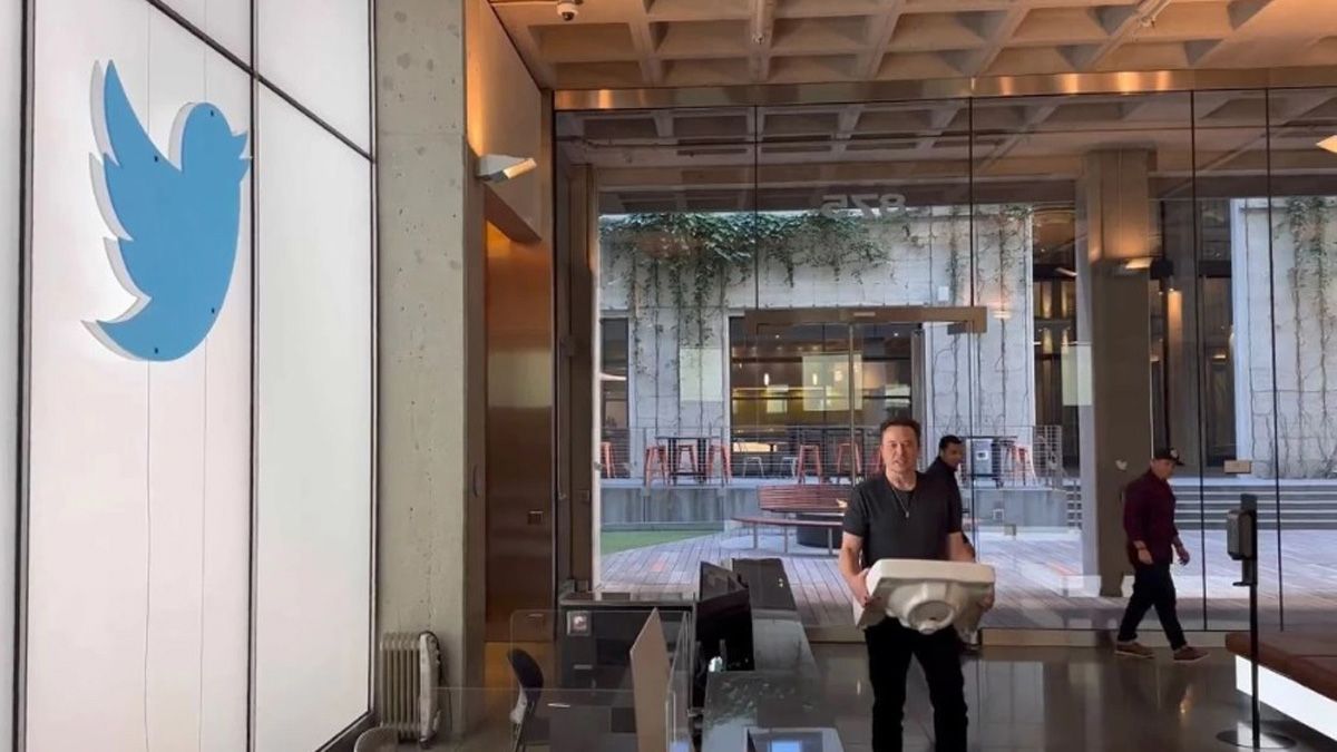 Antes de anunciar oficialmente la compra de la red social, Elon Musk ingresó a la sede la Twitter sonriendo con una bacha de baño en sus manos