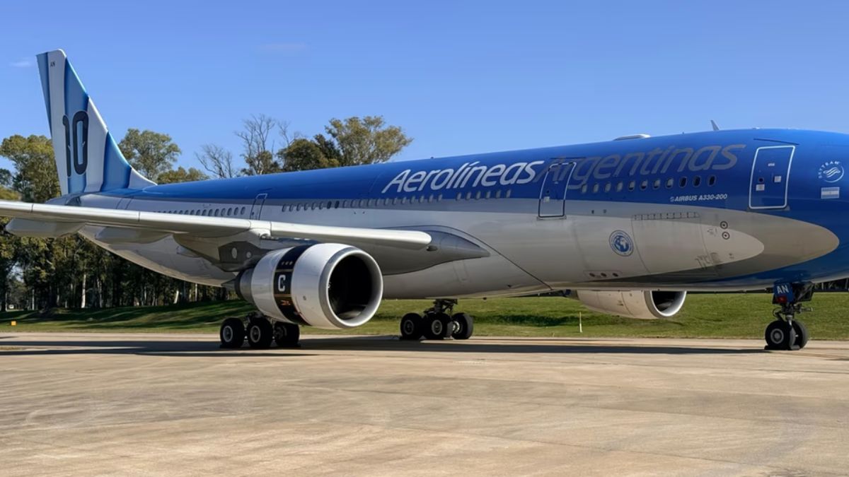 El Messi- Airbus de Aerolíneas Argentinas. El ploteado del avión muestra la cinta de capitán alrededor de las turbinas, y el 10 del astro en el plano de cola -con el timón- representando la conducción. El Messi- Airbus de Aerolíneas Argentinas. El ploteado del avión muestra la cinta de capitán alrededor de las turbinas, y el 10 del astro en el plano de cola -con el timón- representando la conducción.
