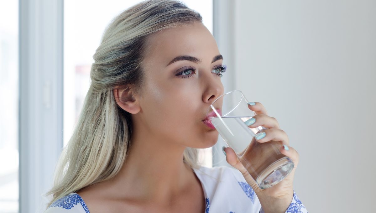 Beber agua tibia en ayunas. Beber agua tibia en ayunas.