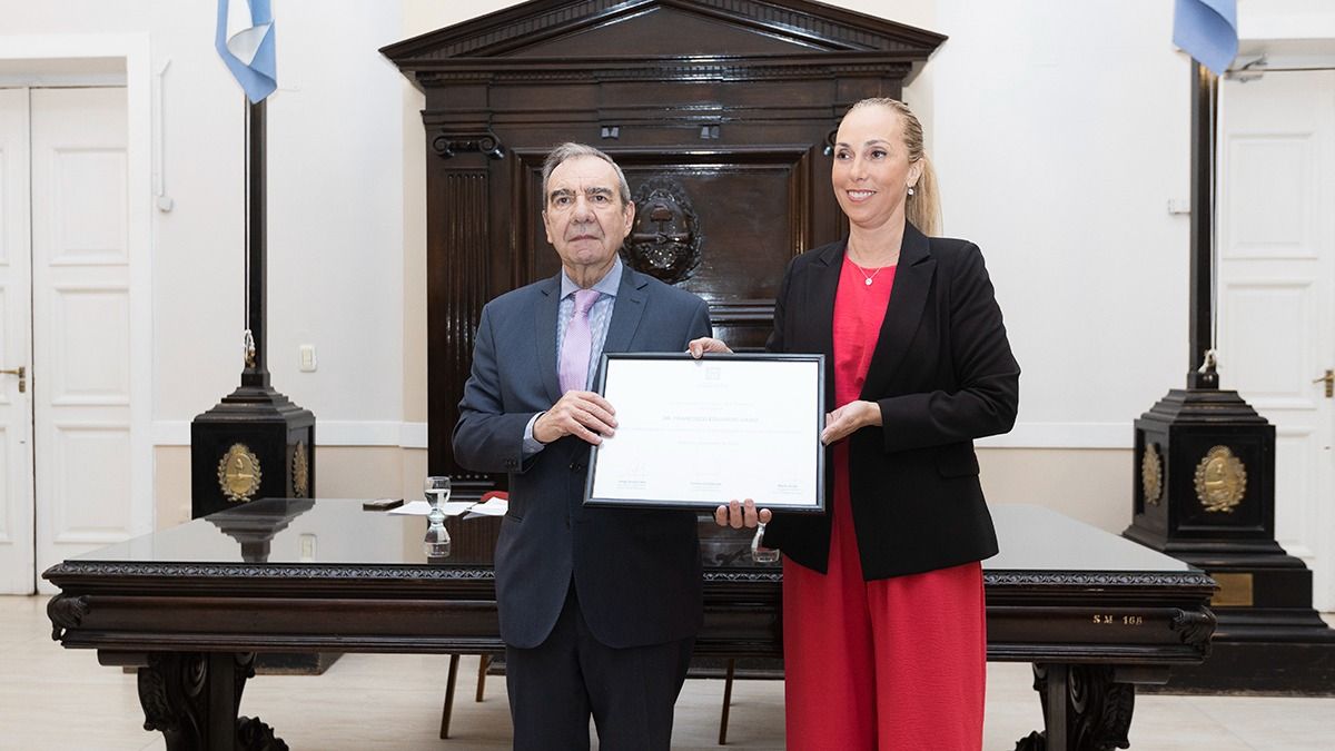 El médico especialista en cirugía general, mastología y ginecología posa con su diploma junto a la senadora Fernanda Sabadín. El médico especialista en cirugía general, mastología y ginecología posa con su diploma junto a la senadora Fernanda Sabadín.