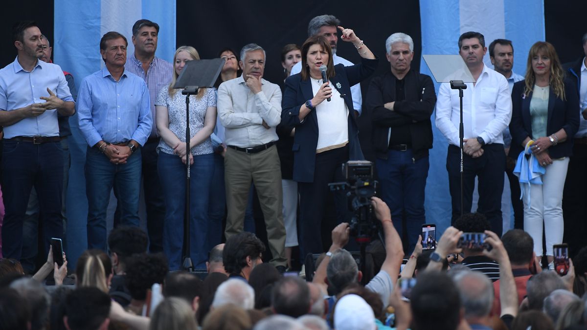 Fuerte discurso dio Patricia Bullrich. La acompañan en el escenario Luis Petri, Julio Cobos, Rodolfo Suarez, Mario Abed, Hebe Casado, Pamela Verasay, Alfredo Cornejo, Jimena Latorre, Ulpiano Suarez, Claudio Poggi, Marcelo Orrego, Lisandro Nieri y Patricia Giménez, entre otros.