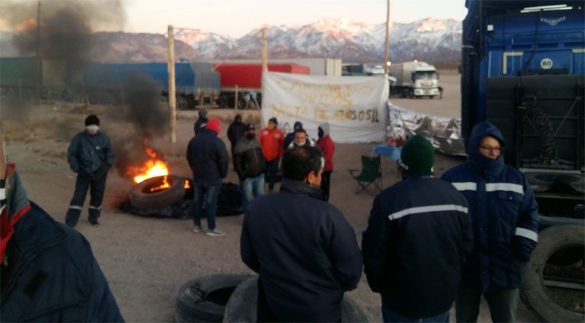 Más de 600 camioneros  reclamaron en Uspallata y la Destilería de Luján de Cuyo