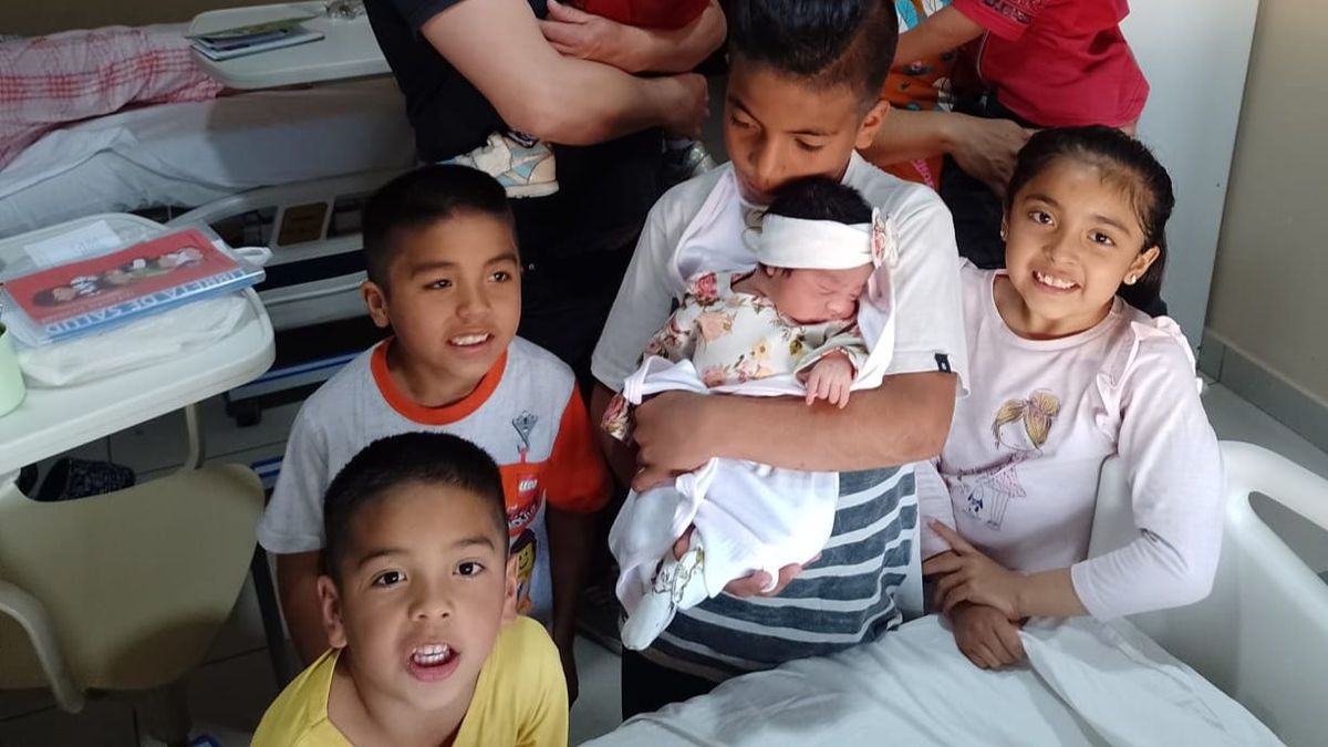 Los mayores presentan a su hermanita, la séptima hija de Noelia y Nelson, nacida días atrás. Una familia numerosa y feliz. Los mayores presentan a su hermanita, la séptima hija de Noelia y Nelson, nacida días atrás. Una familia numerosa y feliz.