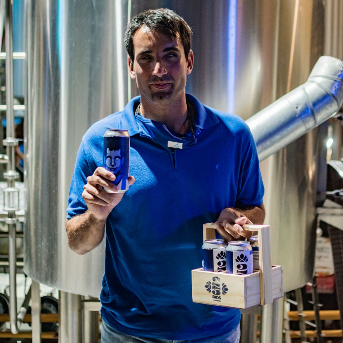 Federico Accardi, elegido como el deportista del año 2021 al ganar la Cruz al mérito deportivo que entrega el Círculo de Periodistas Deportivos de Mendoza por la obtención de la medalla de plata en los Juegos Paralímpicos de Tokio y su extensa trayectoria en el seleccionado nacional adaptado. Aquí posa con su lata de 23 Ríos.