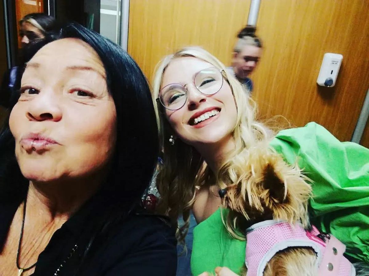 La coordinadora de reinas acompañó a la virreina de mandato cumplido Martina Mercol cuando se recibió de psicóloga. La coordinadora de reinas acompañó a la virreina de mandato cumplido Martina Mercol cuando se recibió de psicóloga.