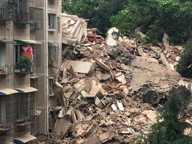 Se derrumbó un edificio de nueve pisos en China por un deslave