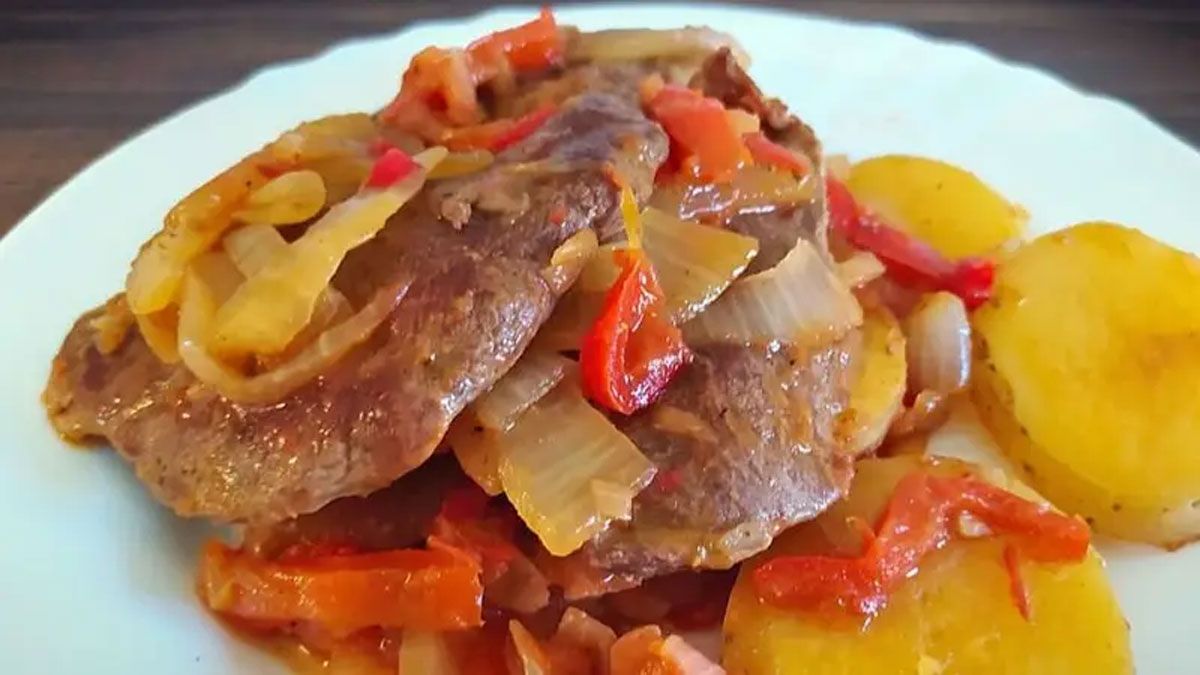 La receta de bifes a la criolla es una delicia clásica argentina, que generalmente le encanta a todo el mundo.