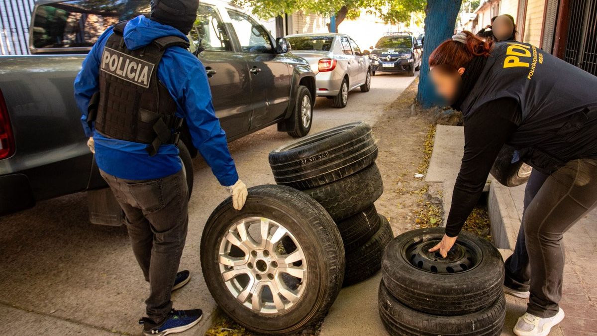 En varios allanamientos en el barrio Parque Sur, de Godoy Cruz, una mujer y tres hombres fueron detenidos y la Policía recuperó varios elementos robados. En varios allanamientos en el barrio Parque Sur, de Godoy Cruz, una mujer y tres hombres fueron detenidos y la Policía recuperó varios elementos robados.