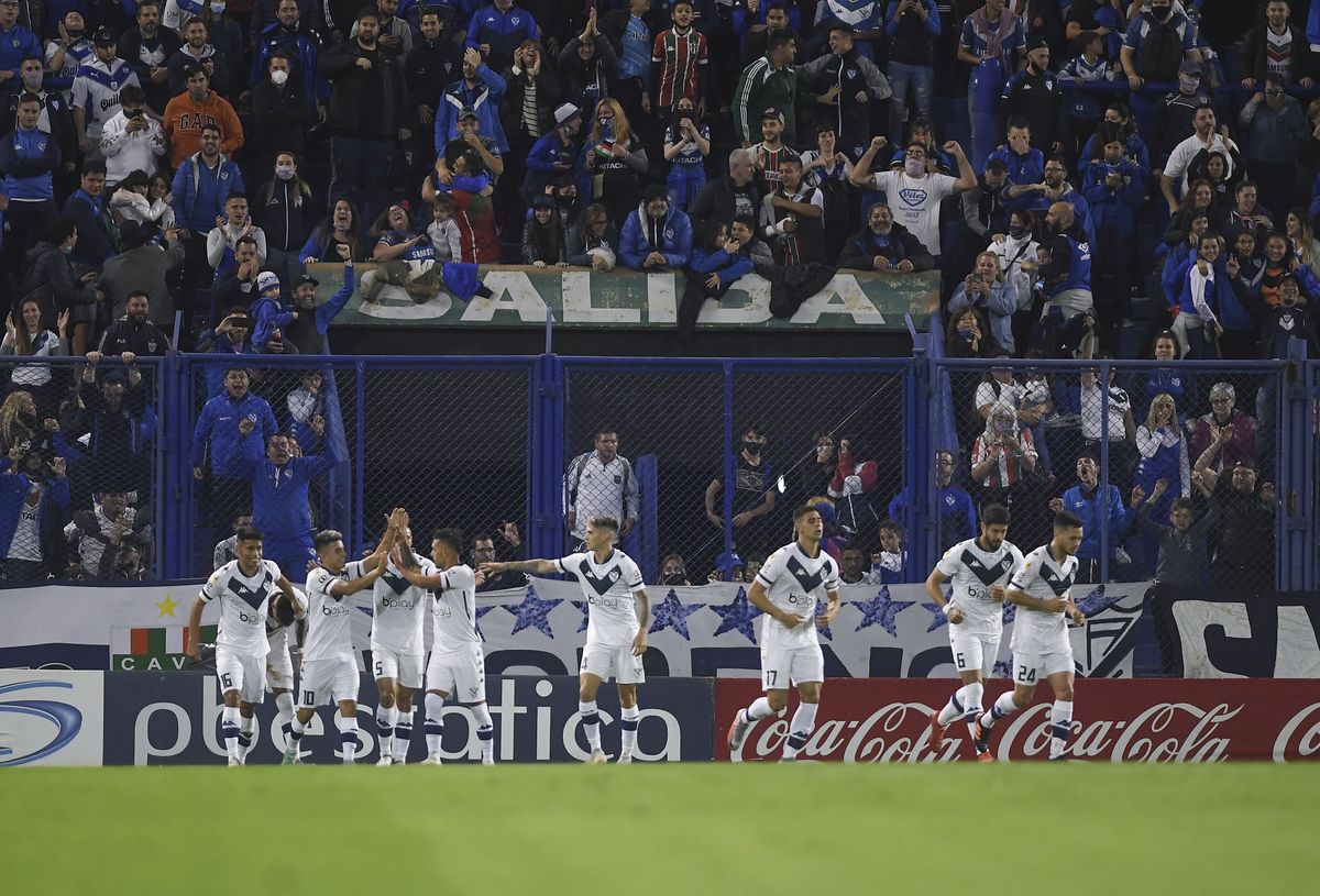 Ante un buen marco de público, Vélez e Independiente igualaron en un partidazo.