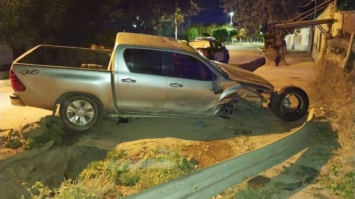 El conductor alcoholizado perdió el control de su camioneta cuando circulaba por Maipú y chocó solo contra un guardiarrail. Foto: Ministerio de Seguridad.