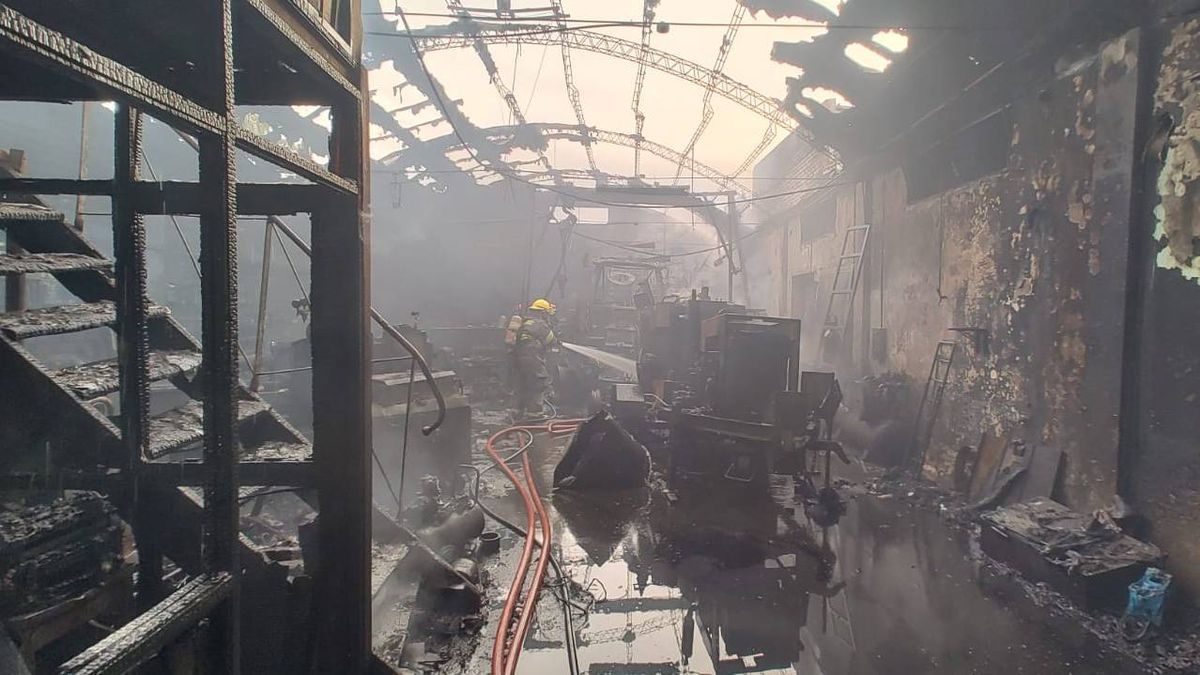 El incendio en Godoy Cruz arrasó con todo a su paso.