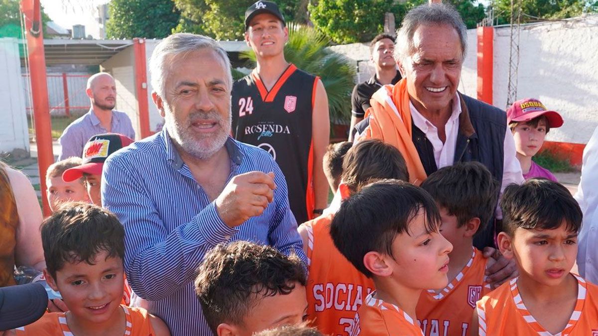 El secretario de Deportes, Daniel Scioli, visitó un club de Las Heras junto al gobernador Alfredo Cornejo. El secretario de Deportes, Daniel Scioli, visitó un club de Las Heras junto al gobernador Alfredo Cornejo.