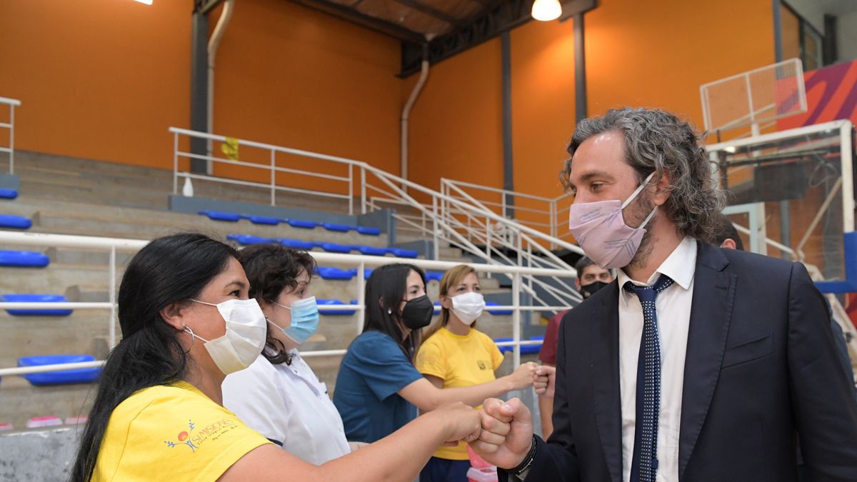 Santiago Cafiero en una de las tantas recorridas por los centros de vacunación.