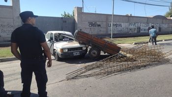 Una mujer resultó con lesiones al impactar con un carro que se desprendió de un automóvil, en Godoy Cruz