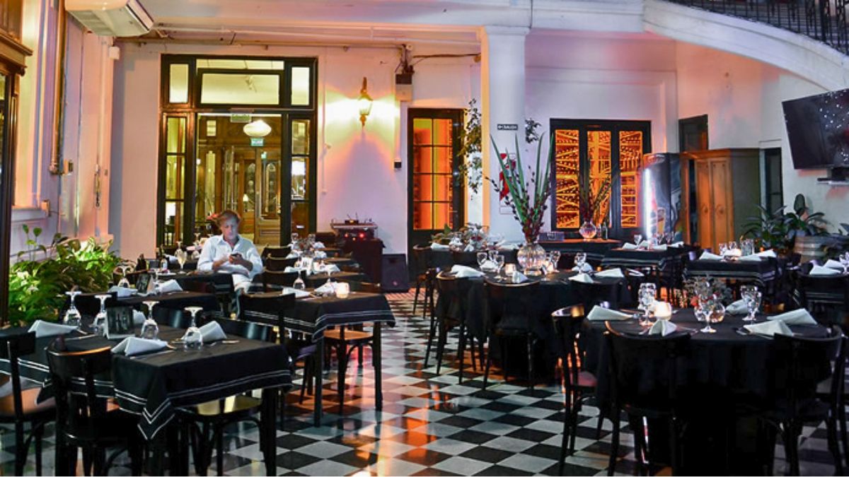 El bodegón que ofrece un cochinillo entero en su carta. El bodegón que ofrece un cochinillo entero en su carta.