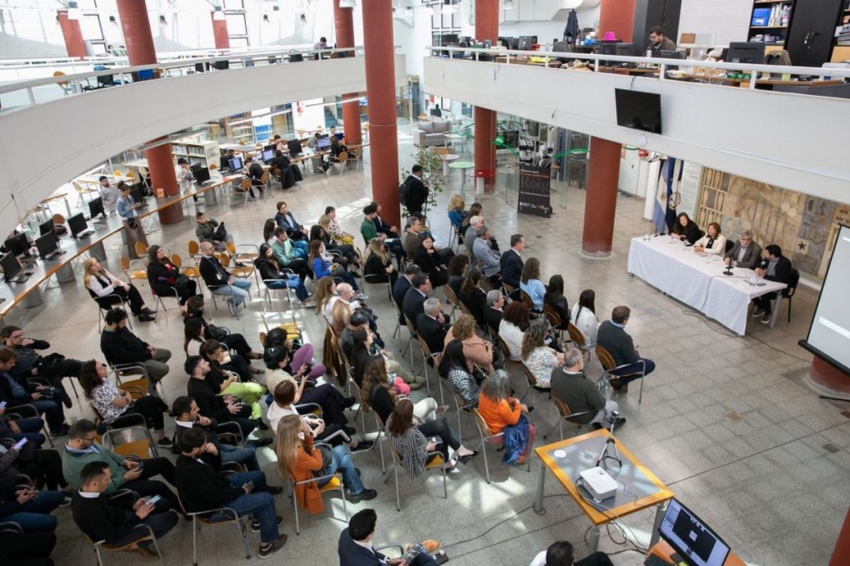 Autoridades del Ministerio de Ciencia y de la UNCuyo explicaron cómo será el laboratorio de bionanotecnología.