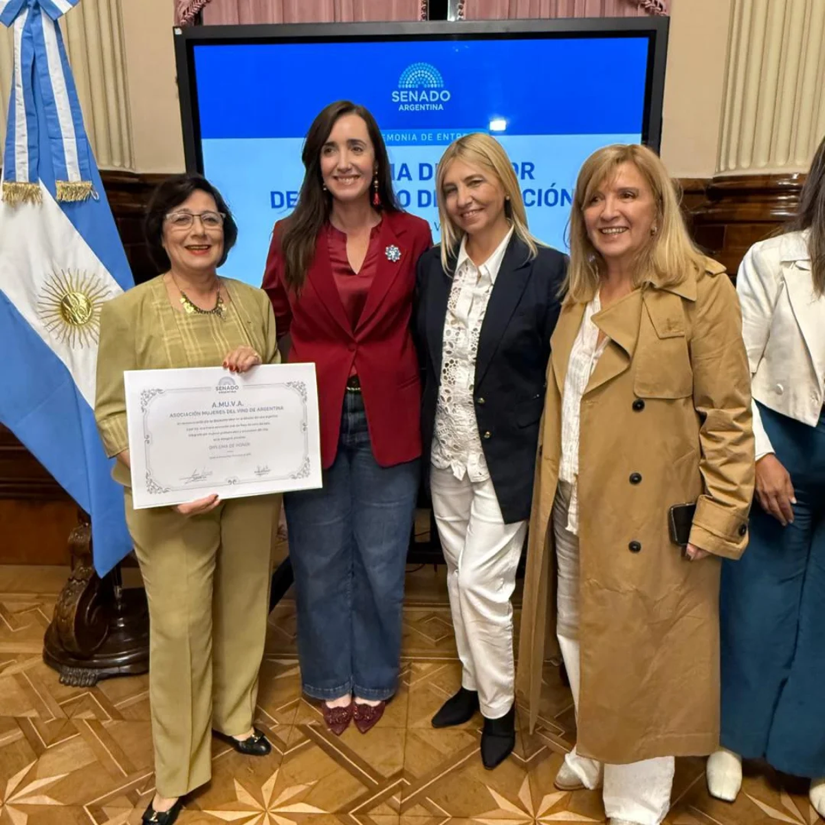Claudia Farina y su equipo de Amuva fueron distinguidas con un diploma de honor por el Senado de la Nación. Claudia Farina y su equipo de Amuva fueron distinguidas con un diploma de honor por el Senado de la Nación.