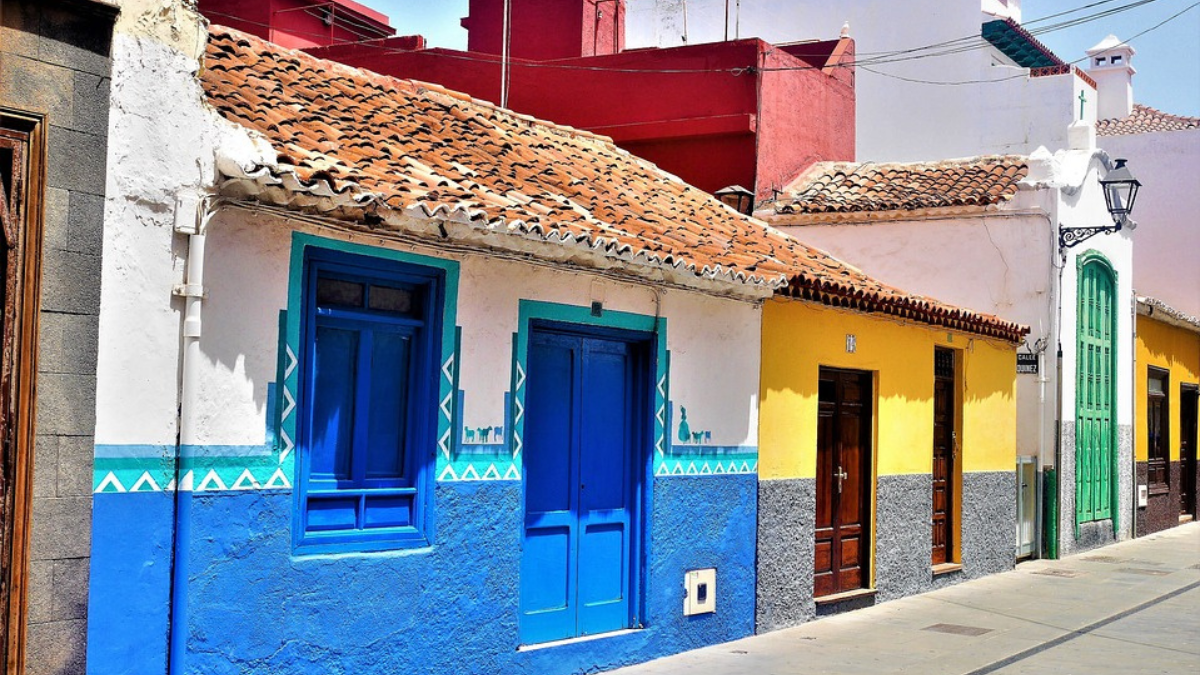 Recorre las coloridas calles de Puerto de la Cruz. Recorre las coloridas calles de Puerto de la Cruz.