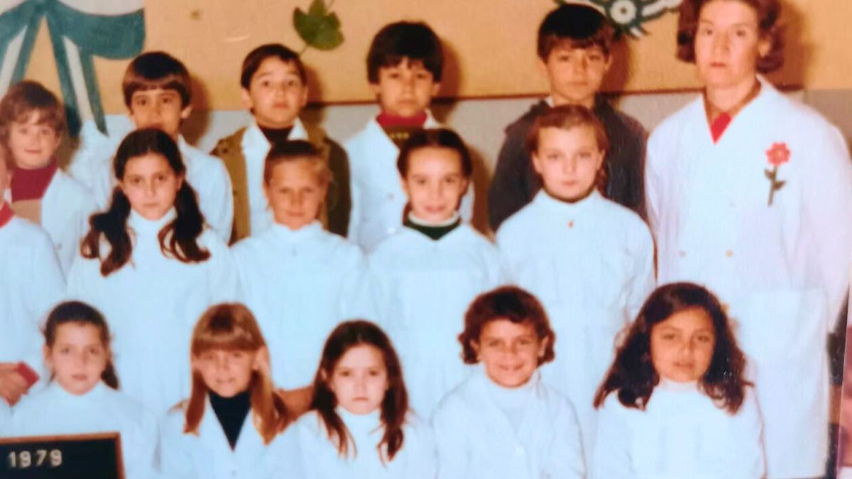 El dilema y la lucha interior: ¿por qué todas tenían el pelo largo y bonito y vos no? -abajo, la segunda de derecha a izquierda-. La señorita Clarita Ballesteros, maestra de 3er grado en la escuela 3 de Bahía Blanca y su cara de pocos amigos. El dilema y la lucha interior: ¿por qué todas tenían el pelo largo y bonito y vos no? -abajo, la segunda de derecha a izquierda-. La señorita Clarita Ballesteros, maestra de 3er grado en la escuela 3 de Bahía Blanca y su cara de pocos amigos.