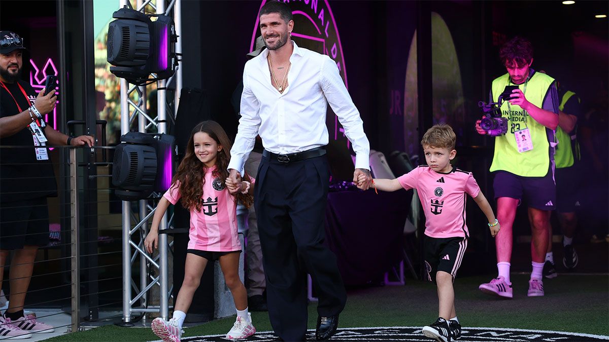 Rodrigo De Paul sale a la cancha con sus hijos durante su presentación en Inter Miami.