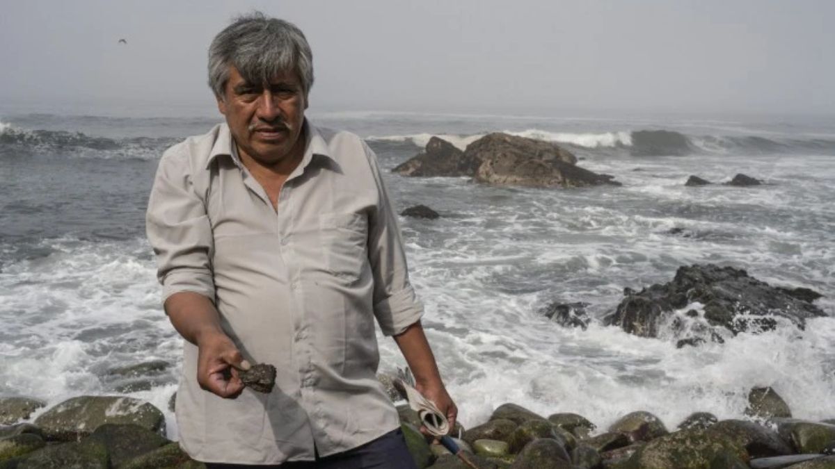Un pescador artesanal señala la contaminación que manchó la costa de Pasamayo, en el norte de Ancón, en 2022 (Imagen: Leslie Moreno Custodio / Dialogue Earth) Un pescador artesanal señala la contaminación que manchó la costa de Pasamayo, en el norte de Ancón, en 2022 (Imagen: Leslie Moreno Custodio / Dialogue Earth)