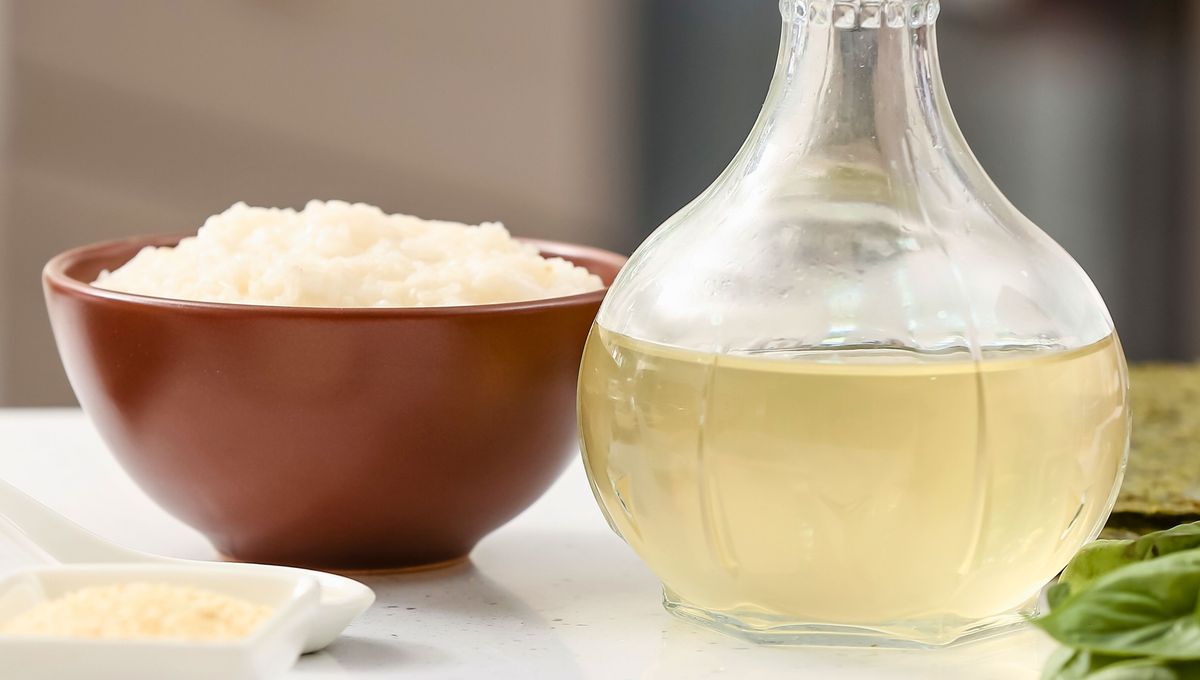 Utiliza vinagre blanco de limpieza o vinagre de vino blanco para realizar este truco casero. Utiliza vinagre blanco de limpieza o vinagre de vino blanco para realizar este truco casero.