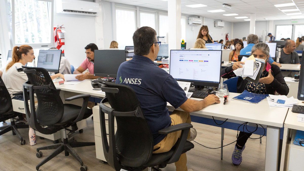 ANSES confirmó el pago de un bono extraordinario que supera los $30.000 en abril. ANSES confirmó el pago de un bono extraordinario que supera los $30.000 en abril.