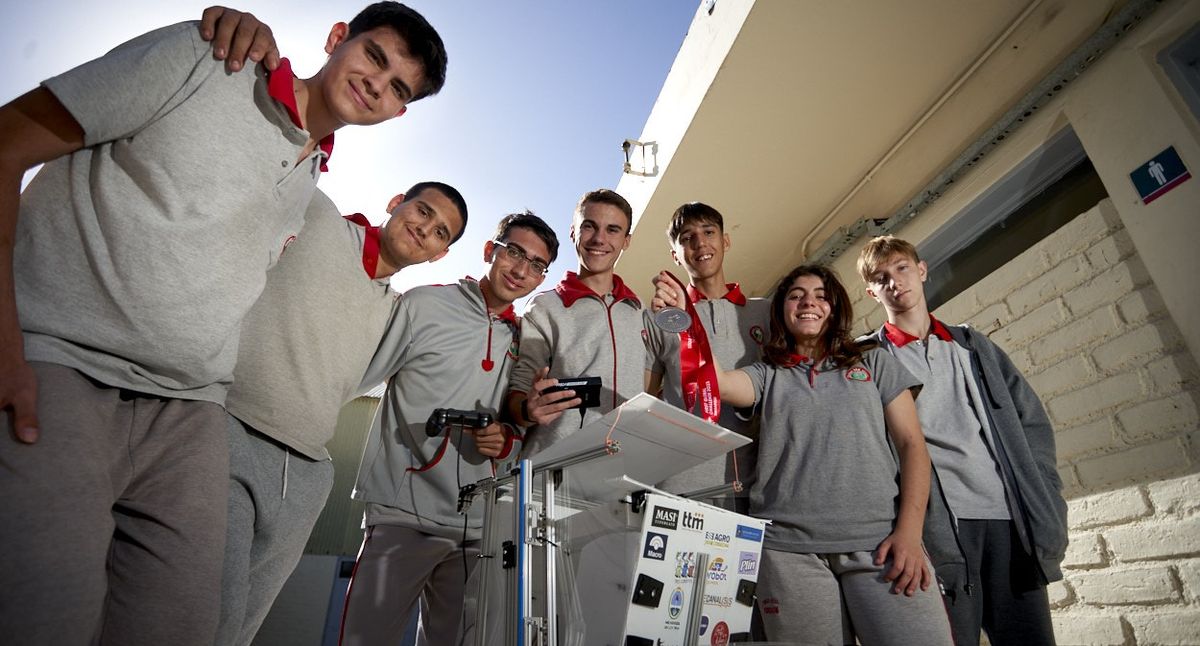Siete de los ocho alumnos del colegio Tomás Alva Edison (TAE) posan orgullosos con su GauchoBot. Siete de los ocho alumnos del colegio Tomás Alva Edison (TAE) posan orgullosos con su GauchoBot.
