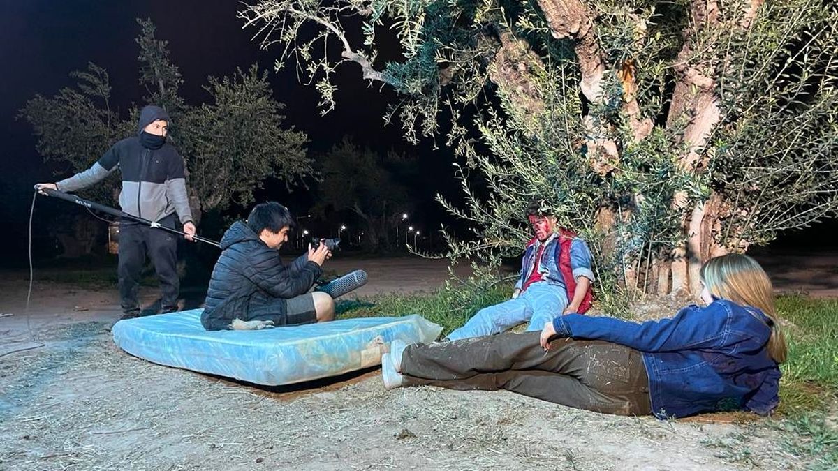 Berdejo, de 25 años, se puso al frente de una producción completamente independiente que reúne a un equipo de artistas mendocinos. En la imagen, con la cámara en mano. Berdejo, de 25 años, se puso al frente de una producción completamente independiente que reúne a un equipo de artistas mendocinos. En la imagen, con la cámara en mano.