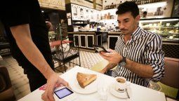 Agustin Neglia, el conductor de “Modo Selfie” salió a recorrer el barrio porteño de Palermo, polo gastronómico de los últimos tiempos, mientras se prepara para embarcarse en un nuevo destino para su programa que se emite por América TV.