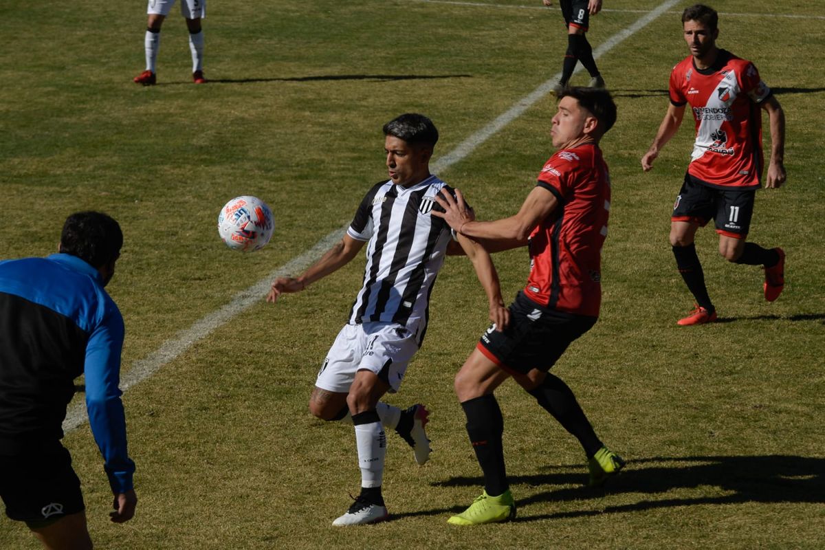 Gimnasia y Esgrima sumó tres puntos ante el Deportivo Maipú (UNO/Martín Pravata).