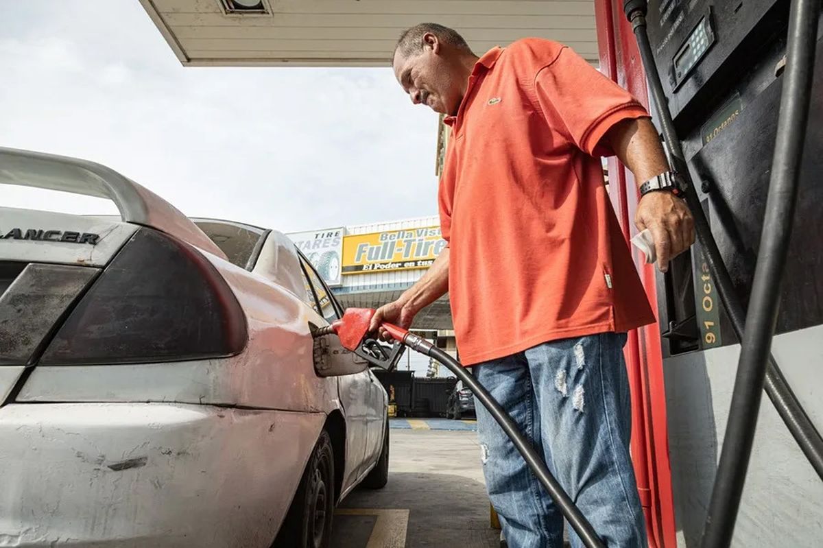 Una persona carga de combustible un vehículo en una estación de servicio en Maracaibo, Venezuela. Crédito: EFE/ Henry Chirinos. Una persona carga de combustible un vehículo en una estación de servicio en Maracaibo, Venezuela. Crédito: EFE/ Henry Chirinos.