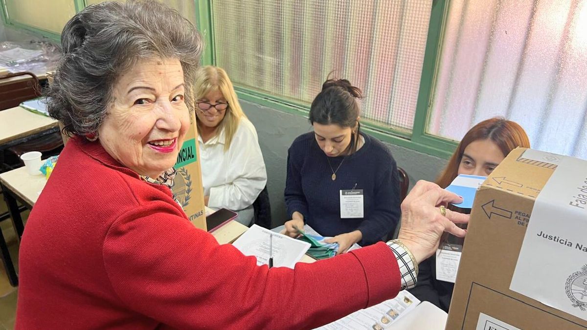 Una abuela que da el ejemplo y que mantiene intacta la esperanza en la democracia. Una abuela que da el ejemplo y que mantiene intacta la esperanza en la democracia.
