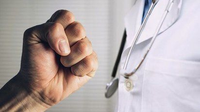 Un cirujano y un anestesista discutieron en plena operación y terminaron a los golpes
