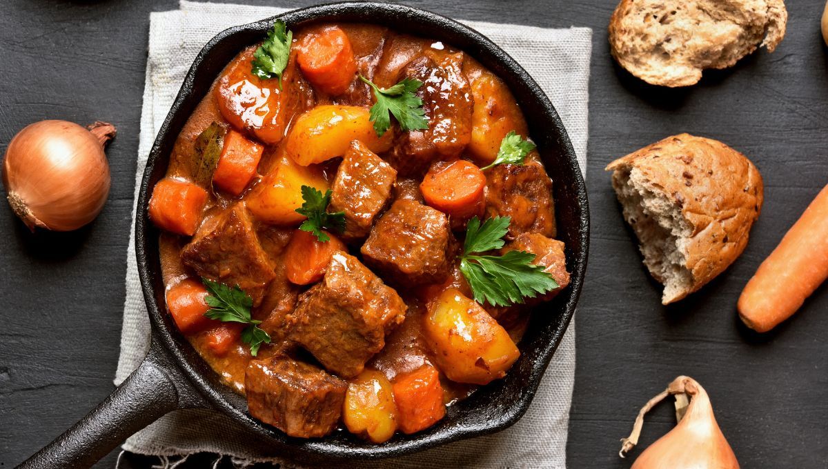 Ni caldo ni condimentos: el truco clave para darle un sabor espectacular a la receta de guiso.