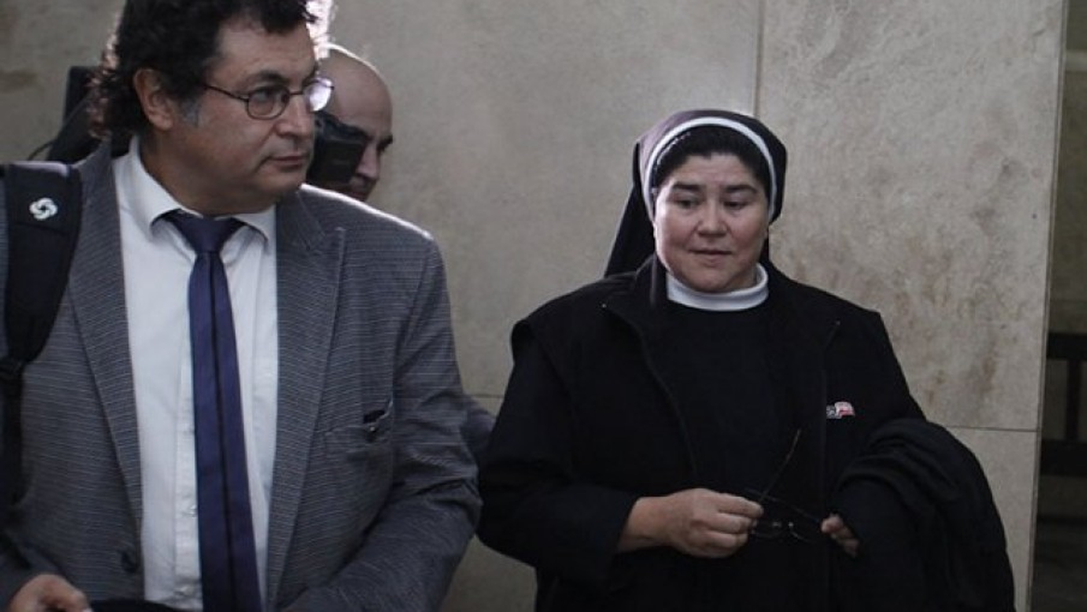 La monja Asunción Martínez, una de las imputadas, con el abogado Carlos Varela Álvarez.