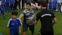 Así reaccionó Diego Maradona cuando un nene lo dejó en el piso
