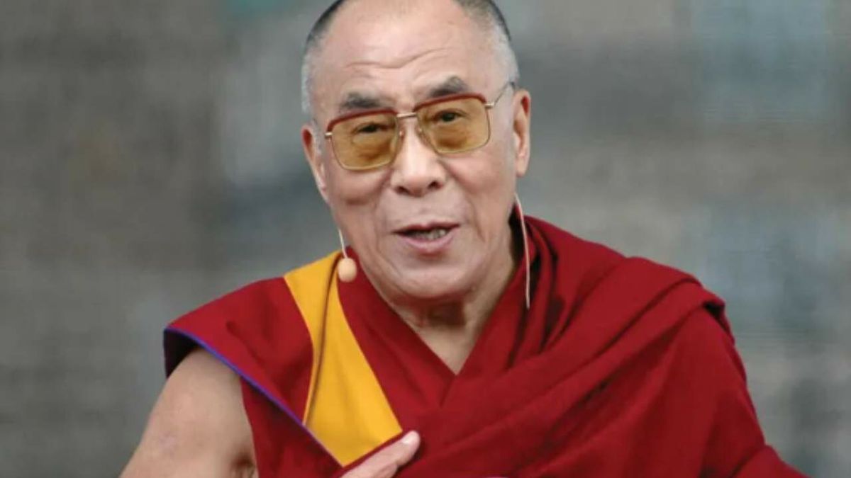 Fuerte polémica. El Dalái Lama besó a un chico en la boca y desató un escándalo.
