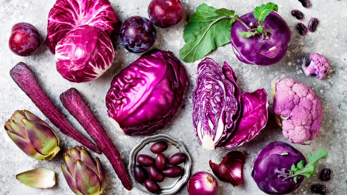 Frutas de colores. Las frutas y verduras de color morado tienen muchas propiedades.