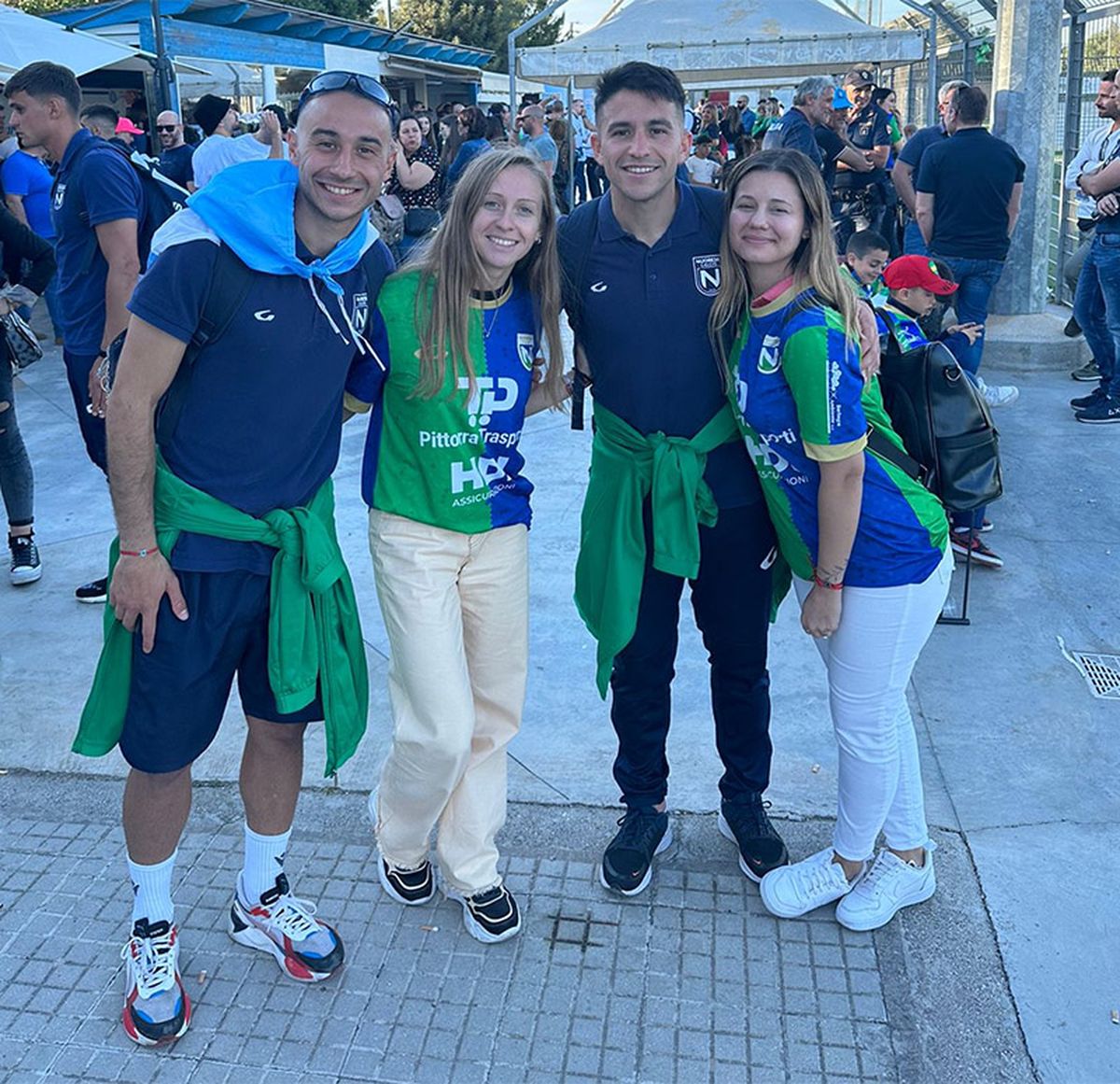 Mauro está acompañado por su novia, Valentina; por su hermano Franco y por su cuñada Valeria. Mauro está acompañado por su novia, Valentina; por su hermano Franco y por su cuñada Valeria.