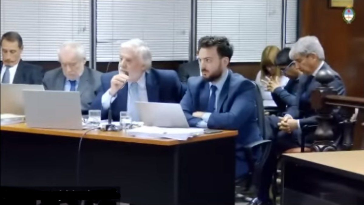 Detrás de sus abogados, Walter Bento y Marta Boiza junto a Facundo Bento.
