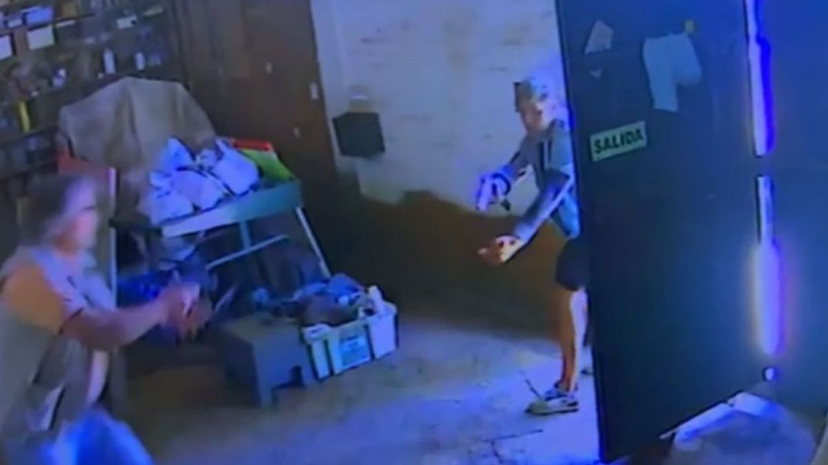 Video: un ex agente penitenciario se defendió a los tiros de ladrones que intentaron asaltarlo en su casa