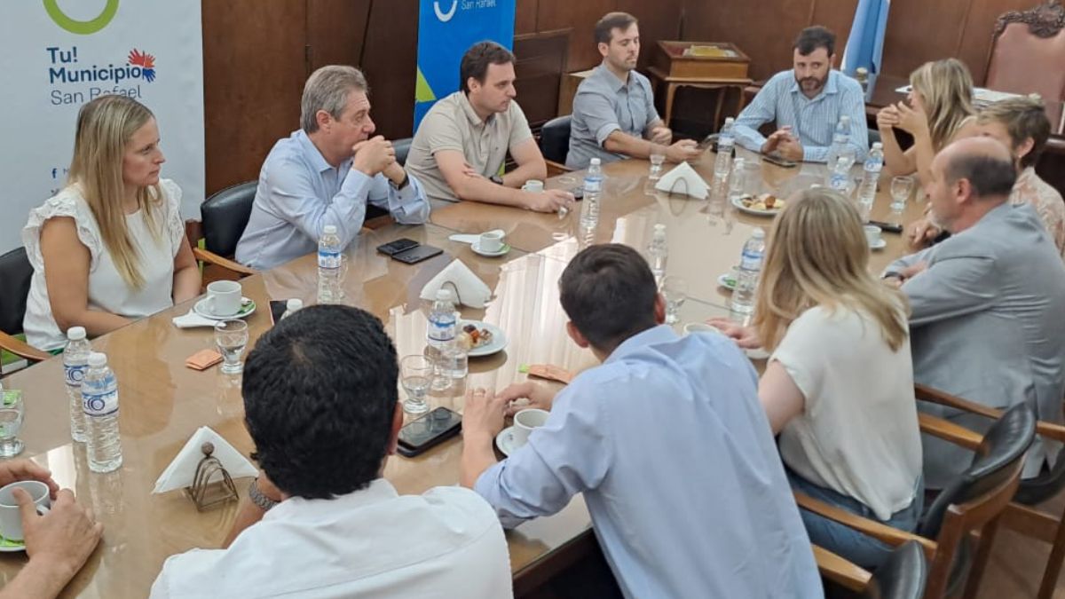 El encuentro entre autoridades muncipales y provinciales luego del fuerte temporal de lluvia y granizo que azotó San Rafael.