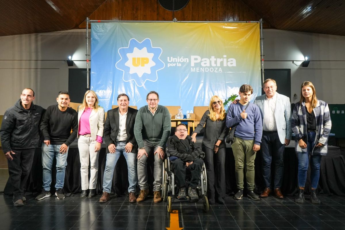 Referentes del peronismo mendocino. En el medio, Germán Ejarque, director del Observatorio de Discapacidad. Referentes del peronismo mendocino. En el medio, Germán Ejarque, director del Observatorio de Discapacidad.