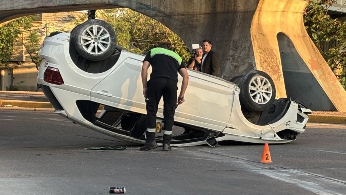 Así quedó el auto que volcó este lunes tras el accidente en el Nudo Vial. 