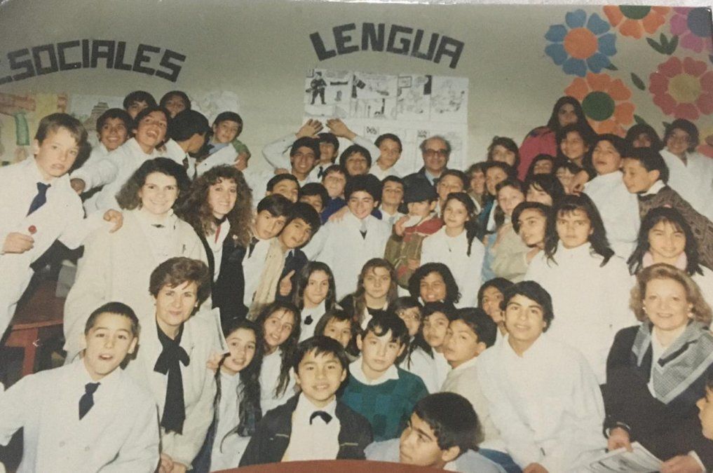 El creador de Mafalda (en lo alto de la imagen) fue un imán para la escuela Cano durante la visita de 1990.