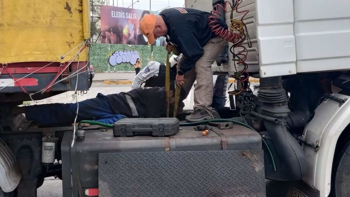 Adrián y su hijo pusieron manos a la obra para ayudar al transportista. Adrián y su hijo pusieron manos a la obra para ayudar al transportista.